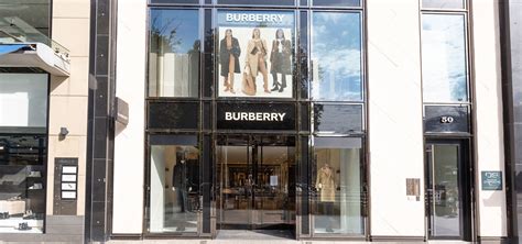 Geschäfte für BURBERRY in Düsseldorf .